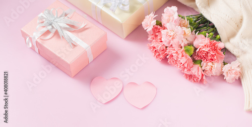 Gift box with carnation flowers © U2M Brand