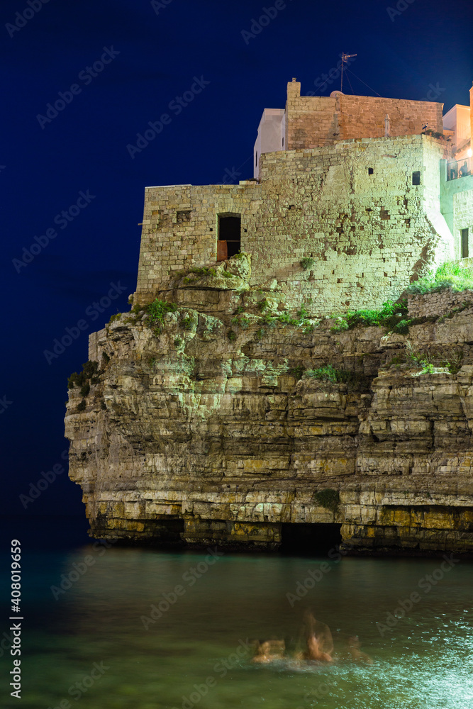 イタリア　ポリニャーノ・ア・マーレの夜のカラ・ポルト海岸と断崖