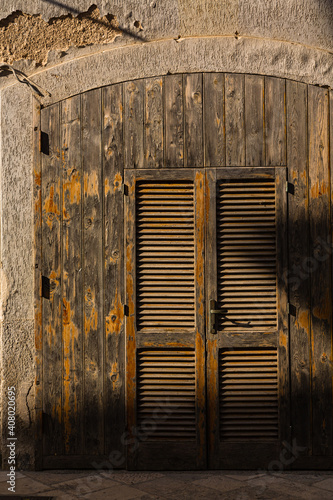 イタリア ポリニャーノ・ア・マーレの旧市街の民家のドア