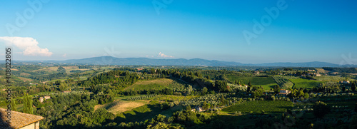 イタリア サン・ジミニャーノから見える郊外の丘陵風景