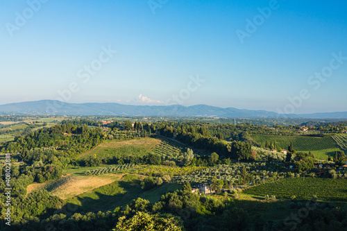 Fototapeta Naklejka Na Ścianę i Meble -  イタリア　サン・ジミニャーノから見える郊外の風景