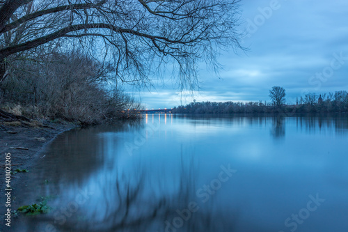 Rheinufer an einem Wintermorgen