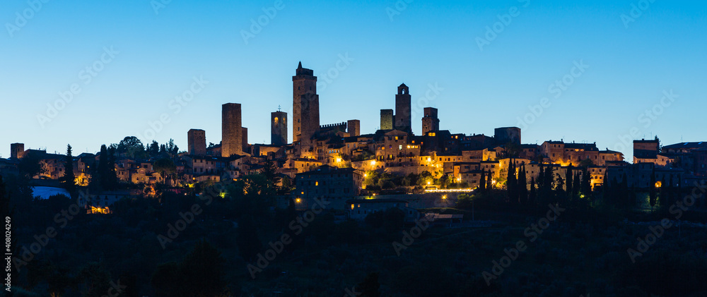 イタリア 丘の上の塔が立ち並ぶサン・ジミニャーノの夜景 イタリア 丘の上の塔が立ち並ぶサン・ジミニャーノの夜景