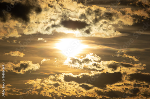 Fototapeta Naklejka Na Ścianę i Meble -  Closeup of the sun setting behind some clouds