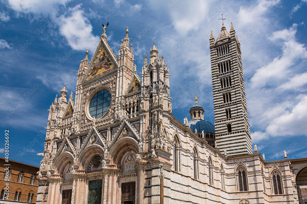 イタリア　シエーナのシエナ大聖堂の全景