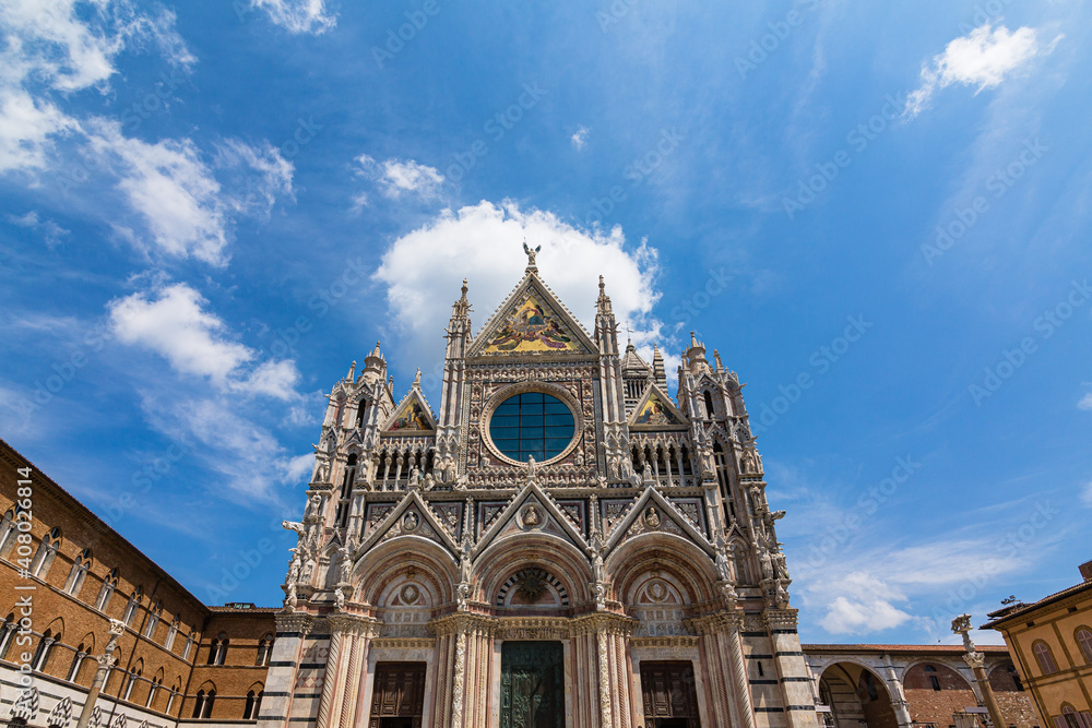 イタリア シエーナのシエナ大聖堂のファサード Stock Photo Adobe Stock