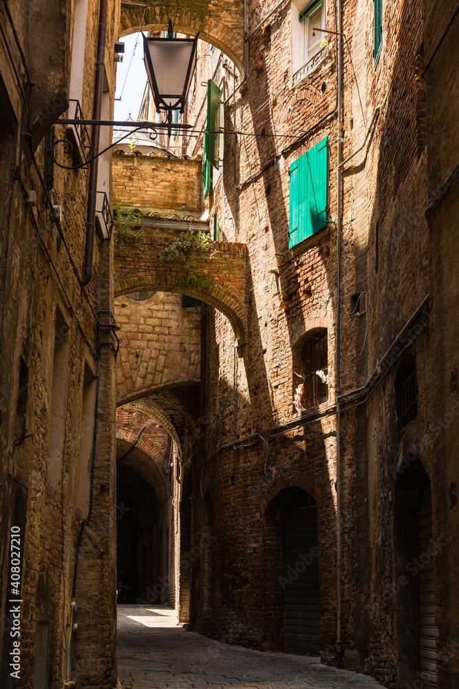イタリア　シエナの旧市街の路地裏