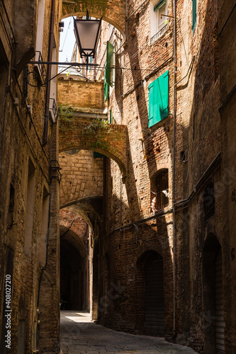 Fototapeta Naklejka Na Ścianę i Meble -  イタリア　シエナの旧市街の路地裏