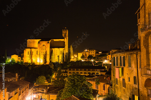 イタリア　シエナの夜になってライトアップされたサン・ドメニコ教会 photo