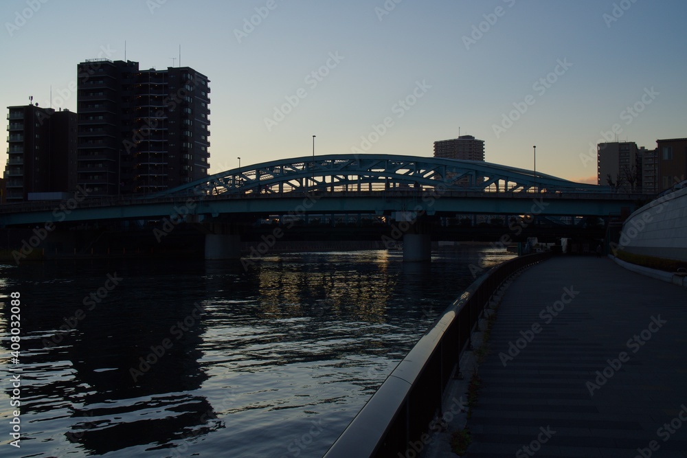 Naklejka premium 荒川区 千住大橋 旧隅田川防潮堤 隅田川夕景