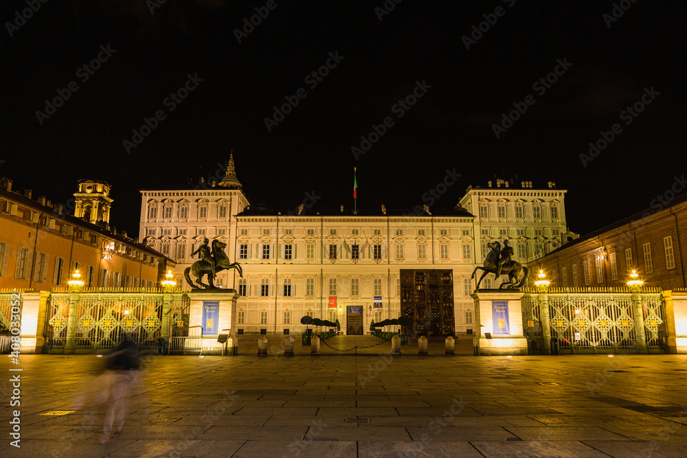 イタリア　夜になってライトアップされたトリノのカステッロ広場のトリノ王宮