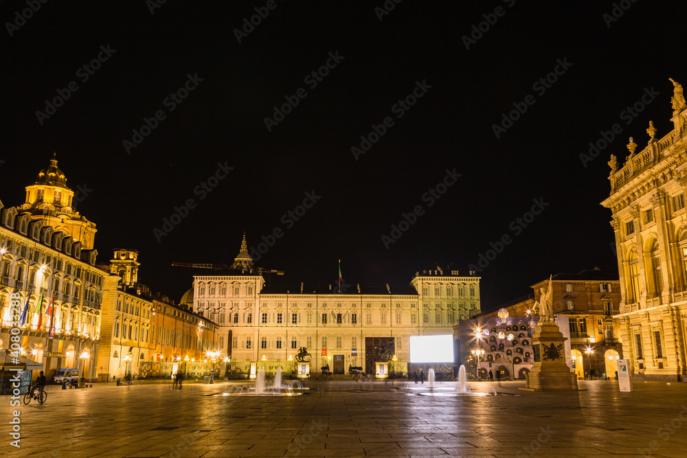 イタリア　トリノのカステッロ広場に建つ夜になってライトアップされたトリノ王宮