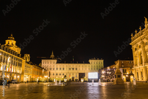 イタリア トリノのカステッロ広場に建つ夜になってライトアップされたトリノ王宮