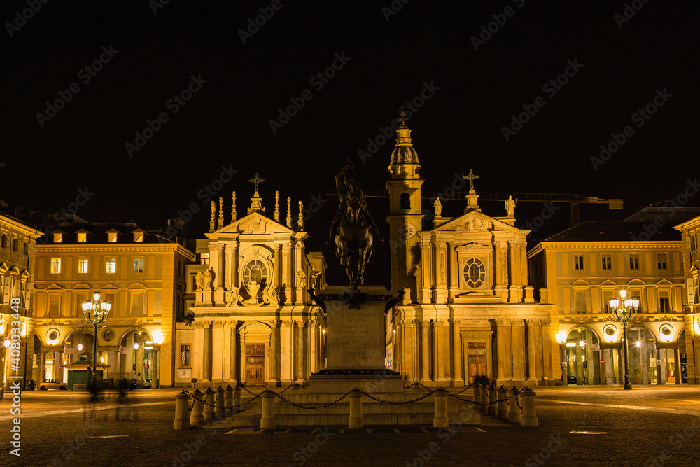 イタリア　夜になってライトアップされたトリノのサンカルロ広場の銅像と双子の教会