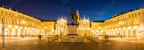 イタリア トリノのサンカルロ広場の銅像と双子の教会