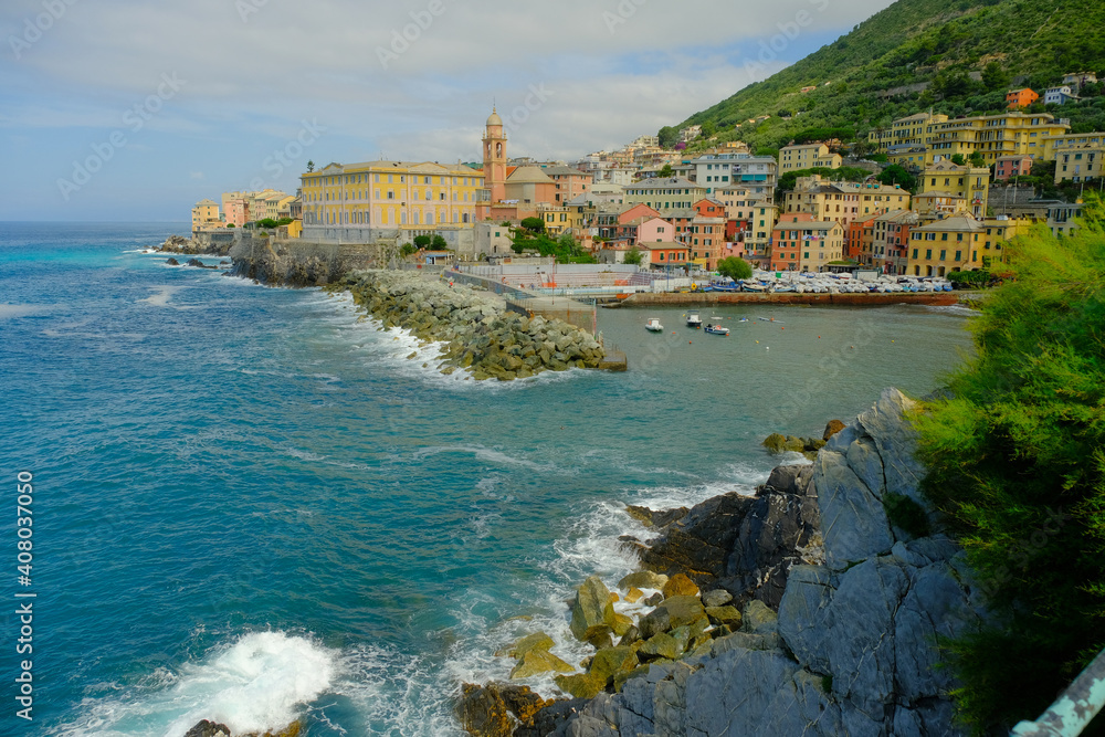 Il porticciolo di Nervi e la costa del Mar ligure a Genova, Liguria, Italia.