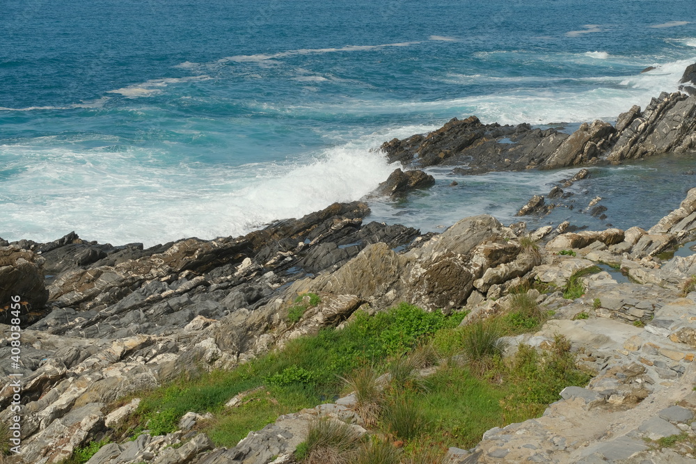 Le onde del Mar Ligure s'infrangono sugli scogli a Nervi, Genova, Liguria, Italia.