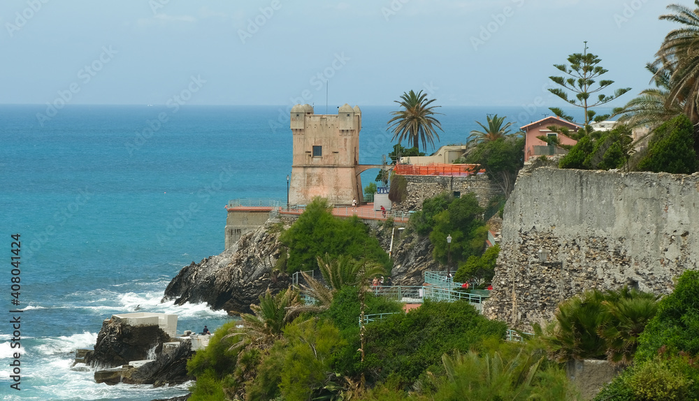 La passeggiata Anita Garibaldi e la Torre Gropallo a Nervi, Genova, Liguria, Italia. La passeggiata Anita Garibaldi e la Torre Gropallo a Nervi, Genova, Liguria, Italia.