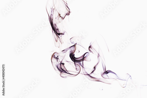 Fumée colorée abstraite sur un fond blanc avec de l'espace vide