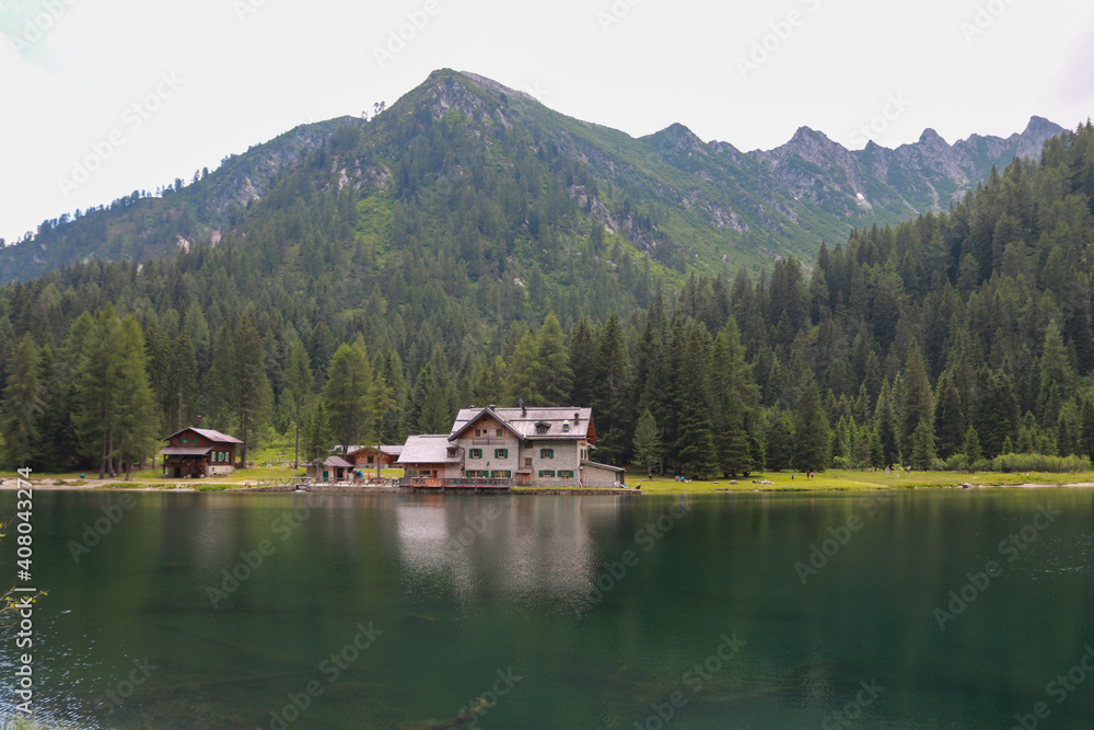 Bellissima vista panoramica dal sentiero del rifugio e del lago Nambino nel parco Adamello - Brenta in Trentino, viaggi e paesaggi in Italia