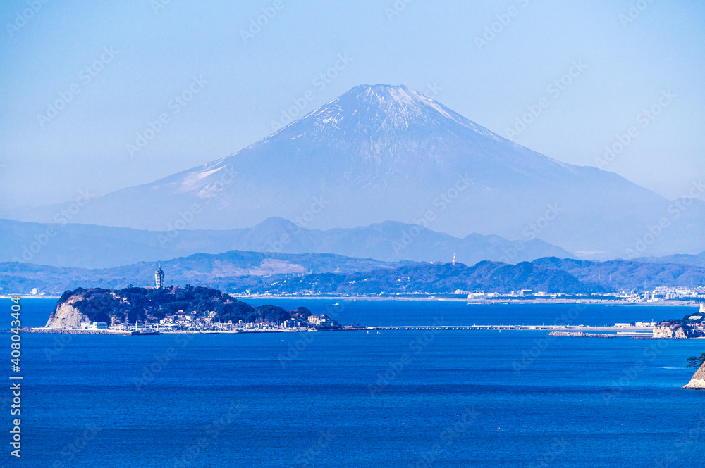 神奈川県逗子市からの江の島と富士山