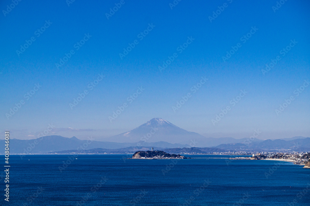 神奈川県逗子市からの江の島と富士山