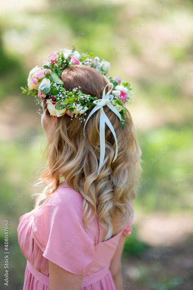 Naklejka premium Fresh flowers wreath on the bride's head