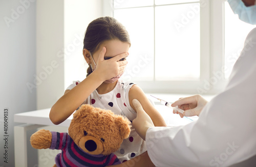 фотографія Little kid terrified by injection at the hospital
