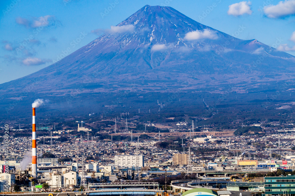 Obraz premium 静岡県富士市田子の浦からの工場と富士山