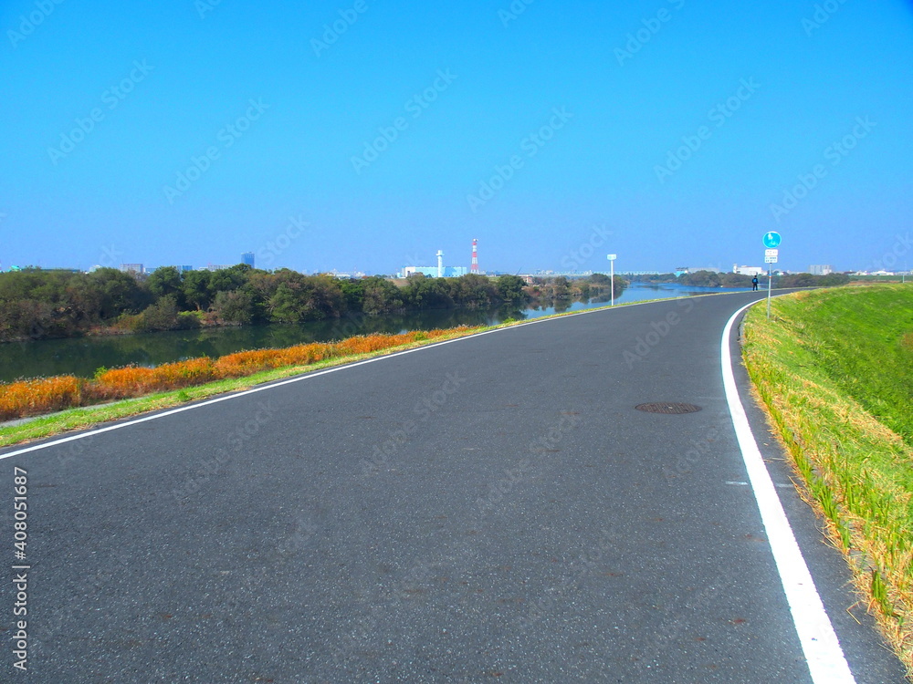 Fototapeta premium 秋の江戸川土手のサイクリング道路風景