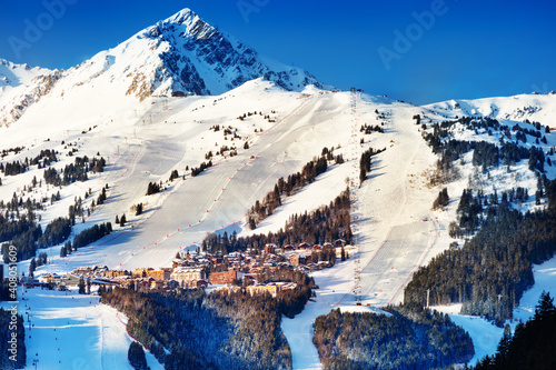 Quadro su tela French Courchevel ski resort slopes village, valley of Alps mountain over peaks