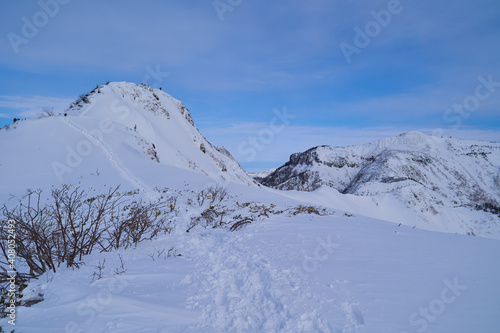 群馬県利根郡の冬の武尊山に向かう途中の1950m付近から北側の剣ヶ峰山と武尊山を見る © Q2PHOTOAS
