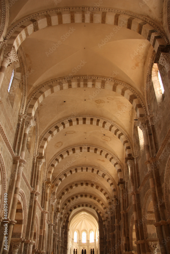 Voûtes romanes de la basilique de Vézelay en Bourgogne, France