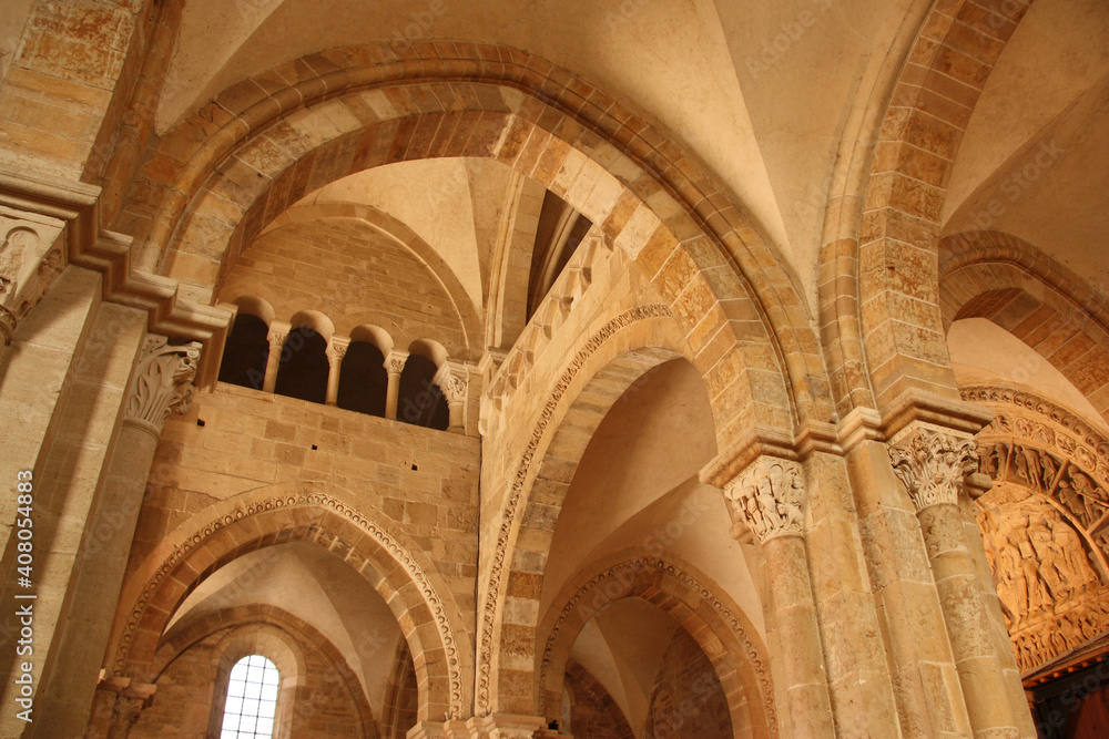  Voûtes de la basilique de Vézelay en Bourgogne, France