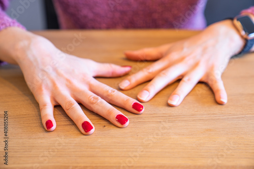 Roter Nagellack versus unlackierte Fingern  gel