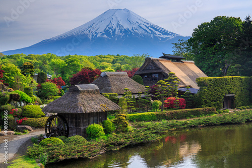 Wallpaper Mural 忍野村　忍野八海と富士山 Torontodigital.ca