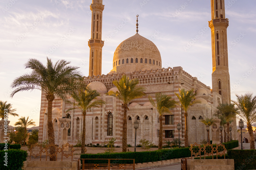 Fototapeta premium Beautiful large Islamic mosque at the sky background
