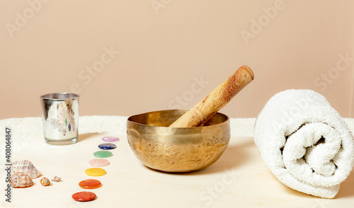 Centro de mesa para Spa meditacion reiki y terapias alternativas con Chakras cuenco tibetano vela toalla y conchas