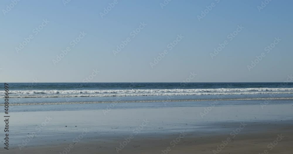 Pan shot across the Pacific Ocean in southern California on a beautiful sunny day
Pan shot across the Pacific Ocean in southern California on a beautiful sunny day