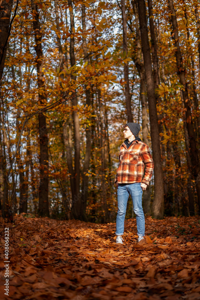 jeune marchant dans la forêt