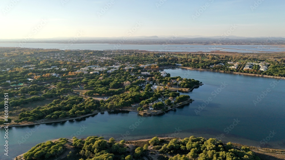 La Grande-Motte et les étangs vue du ciel