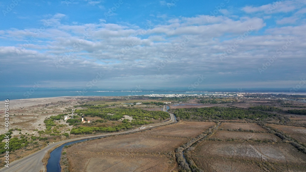 vol au dessus de la pointe de l'Espiguette dans le Gard, Camargue, Occitanie, France vol au dessus de la pointe de l'Espiguette dans le Gard, Camargue, Occitanie, France
