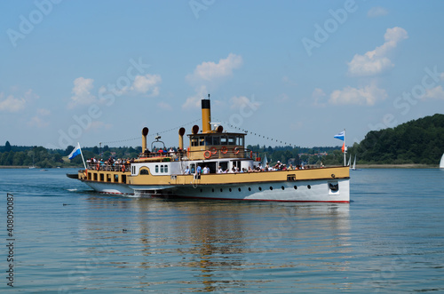 Passagierfähre über den See zur Insel Herrenchiemsee (Bayern - Deutschland). Passenger ferry across the lake to Herrenchiemsee Island (Bavaria - Germany). photo