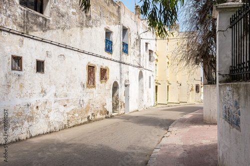 Fototapeta Naklejka Na Ścianę i Meble -  Quiet road in Tangier