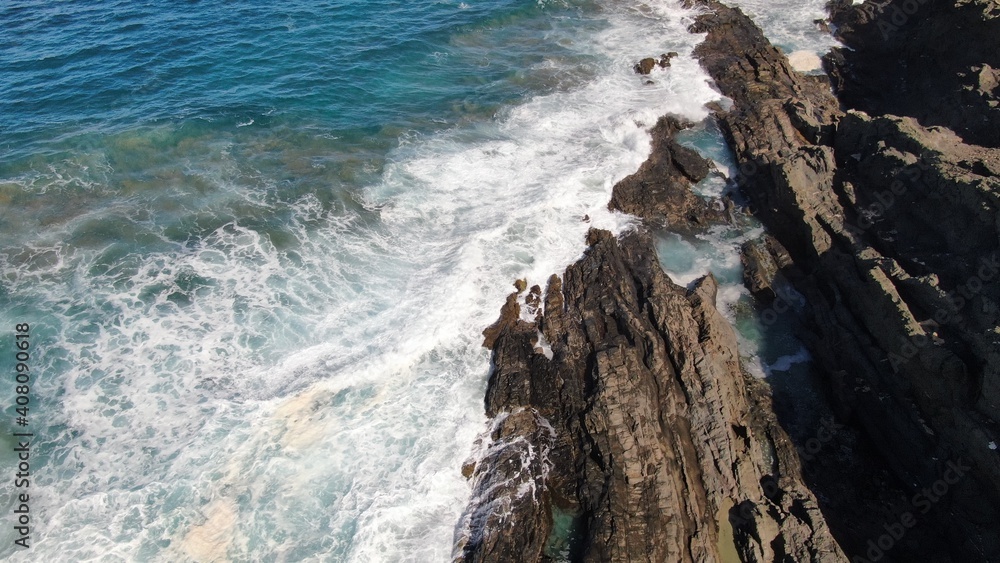 Obraz premium The sea hits the cliffs