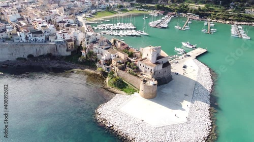 Vista aerea del castello e del porto di Castellammare del Golfo, in Sicilia.