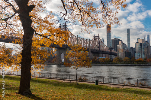 Billede på lærred Queensbridge Park in Long Island City Queens New York during Autumn with Colorfu