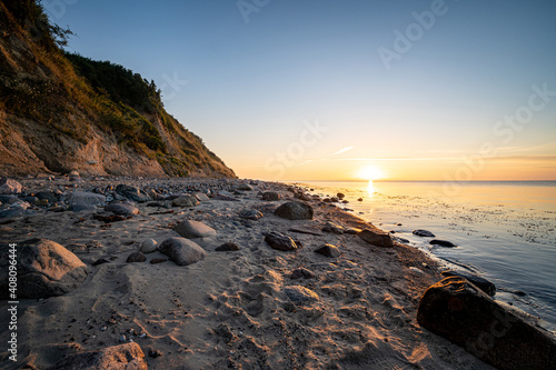 Steilküste bei Klein-Waabs bei Eckernförde in Schleswig-Holstein im Gegenlicht der aufgehenden Morgensonne. photo