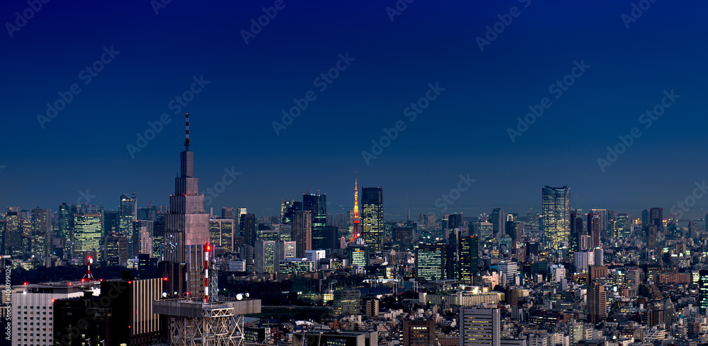 夜の東京　ビル群　都市景観