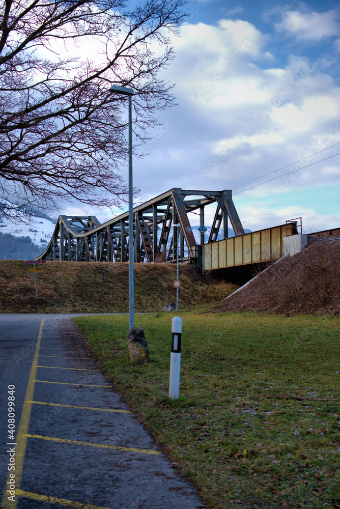 Eisenbahnbrücke in Schaan in Liechtenstein 26.12.2020